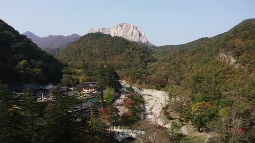 Vista aérea da Rocha Ulsanbawi e das Casas Nacionais no Parque Nacional Seoraksan, Coreia do Sul