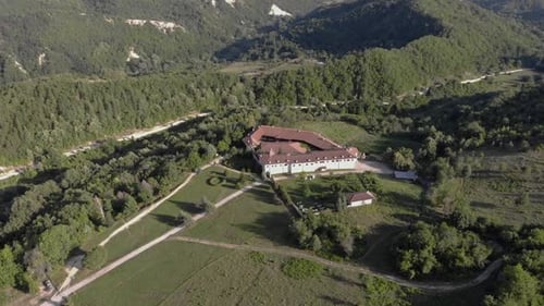 Volando alrededor de un antiguo monasterio escondido en las montañas de Rila durante el verano, Bulgaria