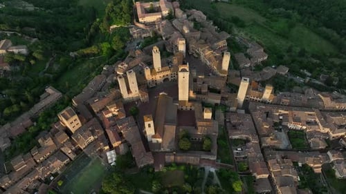 Luftvideo von San Gimignano, antikes toskanisches Stadtbild, Italien