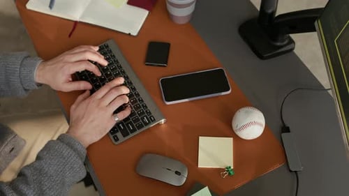 Hände eines unbekannten Entwicklers, der am Schreibtisch mit Programmcode arbeitet