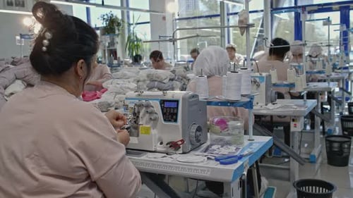 Frauen arbeiten in einer Nähwerkstatt Medialer Arbeitsprozess in einer Textilfabrik