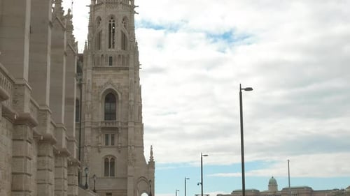 Bastión del Parlamento húngaro a la luz del día