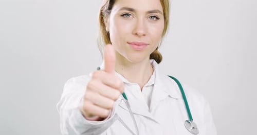 Portrait of a beautiful female doctor smiling showing a perfect smile, on professional clinic. Con