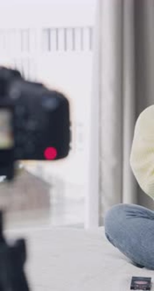 Influencer, cámara y mujer negra con maquillaje en casa para su aplicación, instrucciones y tutorial