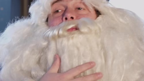 Claus fait la sieste avec une main soutenue