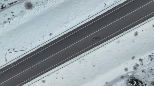 Luftbild von oben nach unten, Filmmusik, winterlich, schneebedeckte Landstraße, Asphalt
