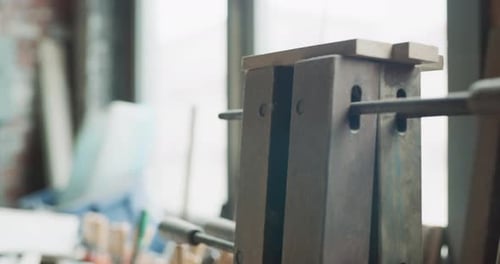 Escena de artesanía en un taller de madera cálida
