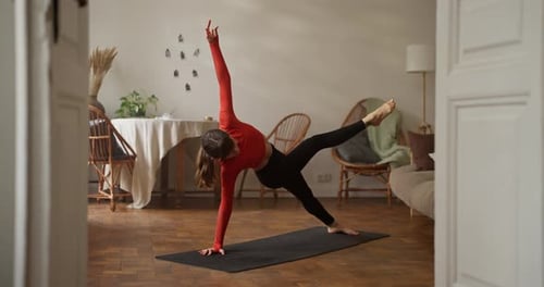 Konzentriertes Mädchen in Sportkleidung macht Yoga und steht während des Yoga-Kurses zum Thema Sport in Seitenplankenpose