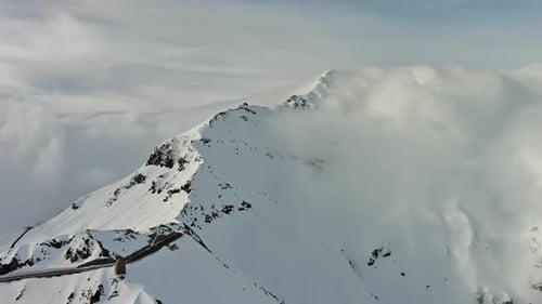 Hochgebirgsstraße in den österreichischen Alpen