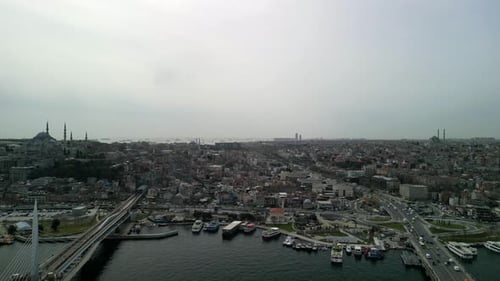 Voe perto da foto de descida das pontes Halych e Ataturk