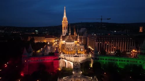 Establece una vista aérea del Bastión de los Pescadores y la iglesia de Matías por la noche. Budapest, Hungría