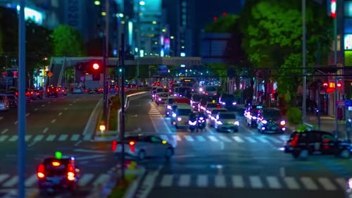 Urbaner Abendverkehr in der Stadt.