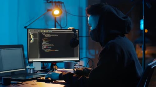 Conceito de tecnologia e hacking de crimes cibernéticos - hacker asiático masculino mascarado