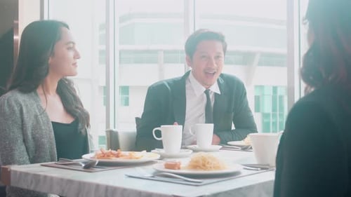 Equipe de felicidade, jovens empresários em festa, celebram o sucesso alegrando bebidas de vidro.