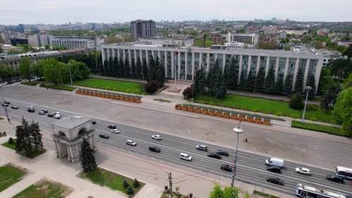 Vue aérienne panoramique par drone de l'Arc de Triomphe, place de la Grande Assemblée nationale