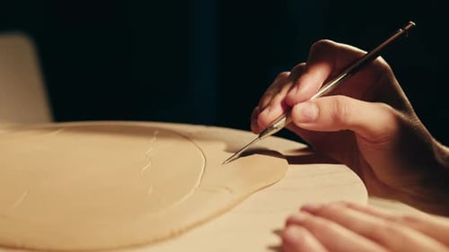 Woman Potter travaille avec de l'argile lors d'une master class sur le processus de travail en studio dans Ceramic Workshop Potter
