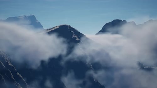 Majestätische Berge, die sich durch ein Wolkenmeer erheben