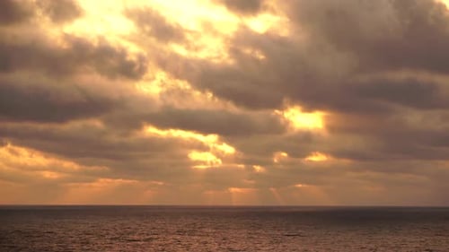 Ligne Sea Horizon avec vagues sur un coucher de soleil doré