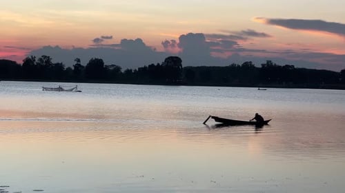 Fischer suchen Fische im See