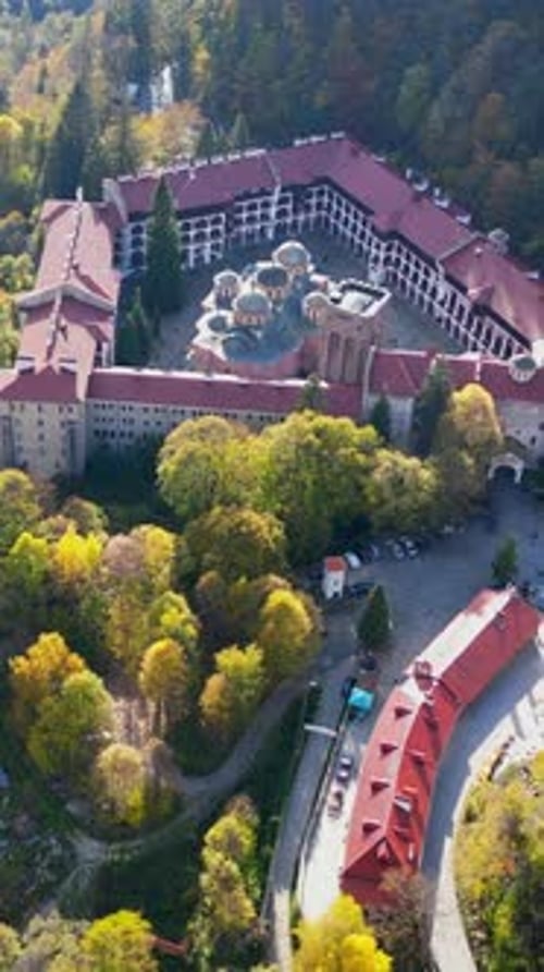 Vista aérea del monasterio de San Iván de Rila en Bulgaria durante un soleado día de otoño