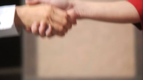 Oferta de aperto de mão comercial ao ar livre