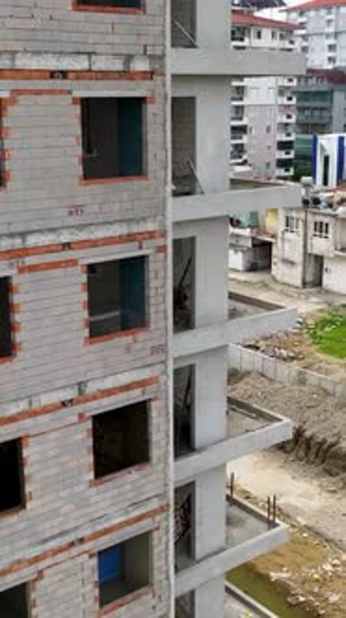 Vídeo vertical del sitio de construcción: vista aérea del ajetreo de apartamentos de lujo de gran altura
