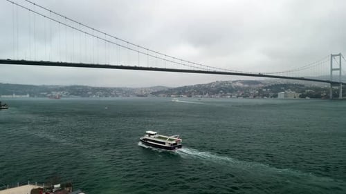 Ferry empruntant le détroit du Bosphore avec le pont des Martyrs du 15 juillet