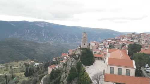 Luftbild der kleinen Stadt Arachova in Zentralgriechenland.