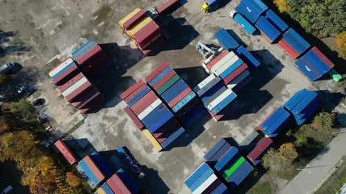Luftbild von Schiffscontainern, Sattelschlepper, Frachtverteilung von Containern. Versand aus China