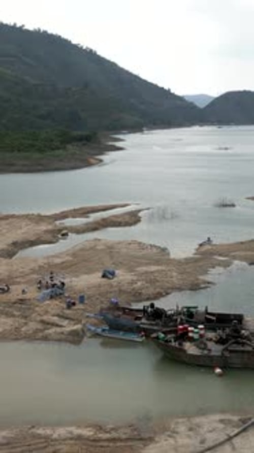 Bateaux anciens et rouillés sur les rives de la rivière Windam Lake entre les arbres et les montagnes