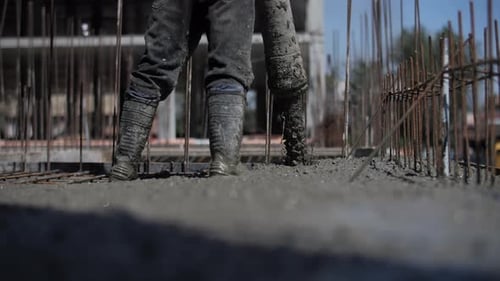 Betongießen auf verstärktem Fundament auf der Baustelle