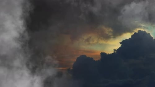 ein Gewitter am Himmel mit dunklen und orangefarbenen Wolken