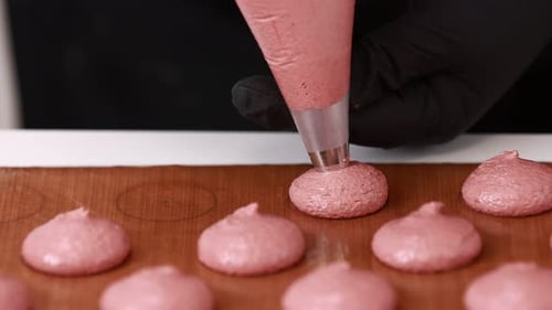 base de fabrication par un chef professionnel pour la préparation de desserts à macarons. Plan rapproché de l'extrusion de la crème Brawn