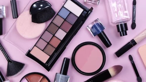 Rotierender Hintergrund mit dekorativer Kosmetik Rouge Concealer Puder Schatten Nagellack Make-up