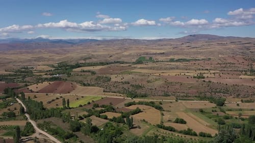 Vue aérienne des terres agricoles et des collines