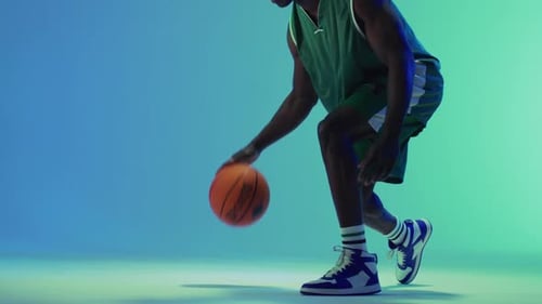 Video eines afroamerikanischen männlichen Basketballspielers, der Ball auf blauem Hintergrund hüpft