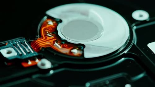Konzept der Computerreparatur Nahaufnahme des Laptop-Motherboards Wartungsfestplatte