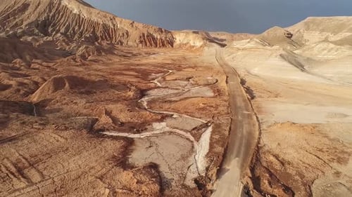 Vista aérea del paisaje seco y sin vida del desierto de Atacama y la polvorienta carretera del valle
