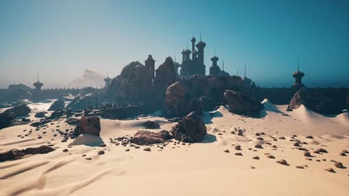 Trockene Dünen und historische Festung unter turbulentem Himmel und isolierten Menschen