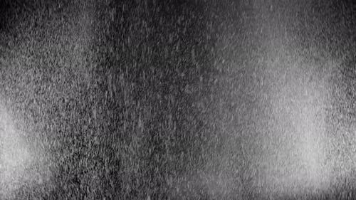 Submerge Sammlung: Regensturm auf schwarzem Hintergrund mit starken Windwellen
