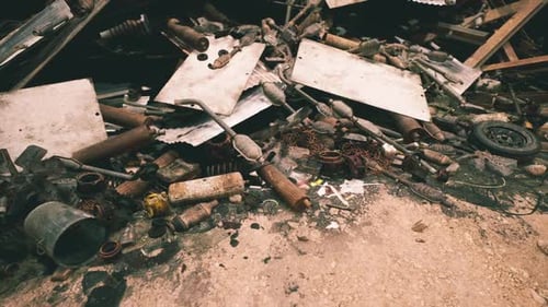Los escombros y materiales de desecho arrojan basura en un sitio industrial durante el día