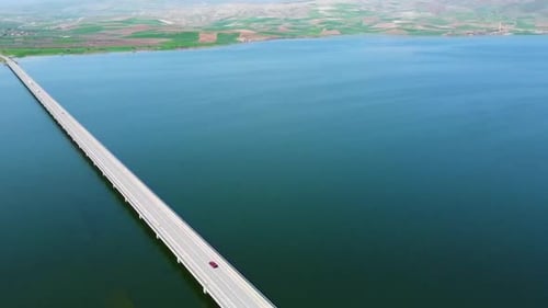Pont au milieu d'un lac
