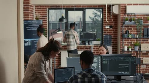 Zwei Softwareentwickler teilen sich nach erfolgreichem Software-Debugging High Five