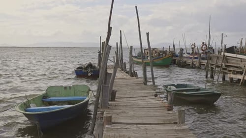 Ein Pier, an dem mehrere Boote angedockt sind