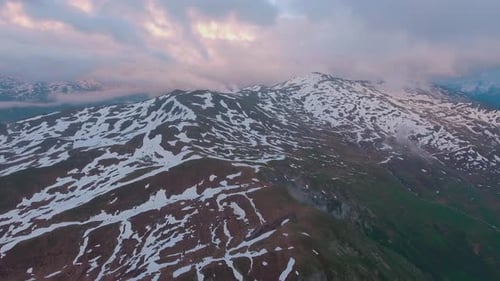 Drone filmé au-dessus des Alpes françaises au début de l'été 18