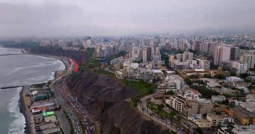 Paisaje urbano de Lima y carretera de la Costa Verde, Perú. Vista aérea delantera