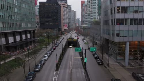 Un cybertruck Tesla sort d'un tunnel