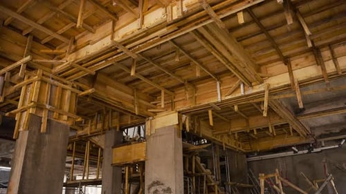 Sitio de construcción con andamios de madera para soporte de techo