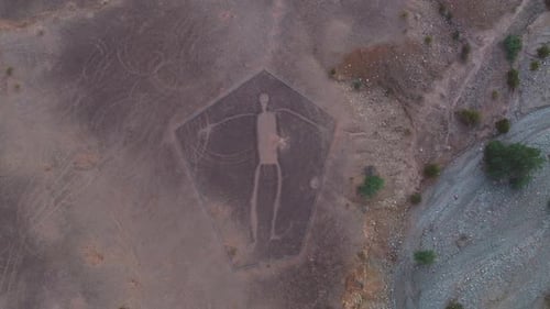 Drone survolant un géoglyphe en creux à Blythe, en Arizona