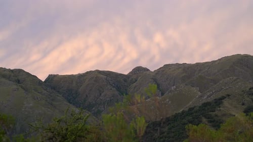 wunderschöne Berglandschaft, über deren Gipfel sich Wolken ziehen, unter den letzten Lichtern des blauen Ho
